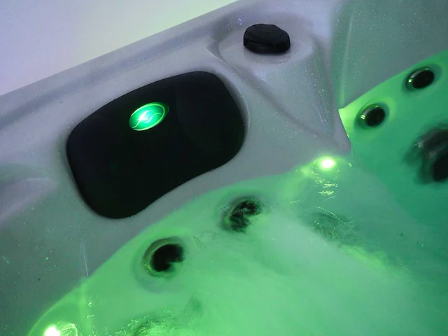 Mawialux 5-persoons buitenspa met balboa en wifi (bomvol opties en 83 massage jets) - grijze kuipkleur - afbeelding 14 van  131