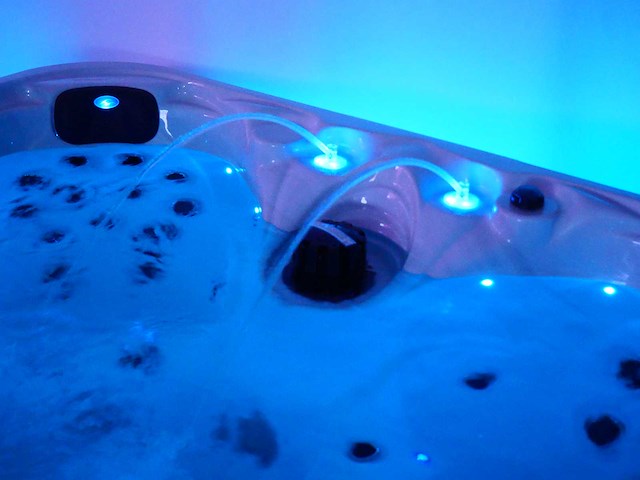 Mawialux 5-persoons buitenspa met balboa en wifi (bomvol opties en 83 massage jets) - keuze uit 3 kuip kleuren - afbeelding 33 van  171