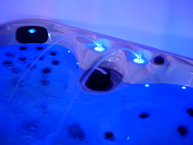 Mawialux 5-persoons buitenspa met balboa en wifi (bomvol opties en 83 massage jets) - keuze uit 3 kuip kleuren - afbeelding 34 van  171