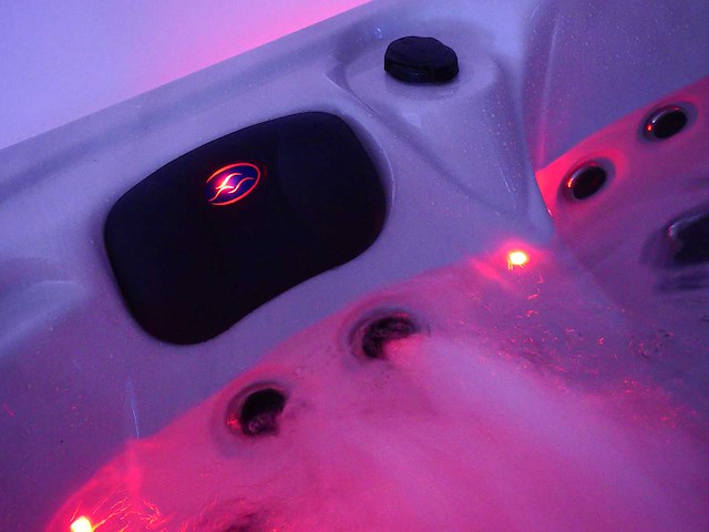 Mawialux 5-persoons buitenspa met balboa en wifi (bomvol opties en 83 massage jets) - keuze uit 3 kuip kleuren - afbeelding 55 van  171