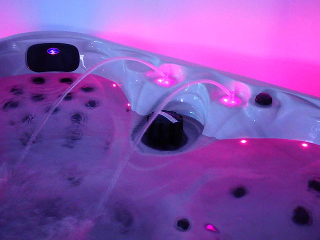 Mawialux 5-persoons buitenspa met balboa en wifi (bomvol opties en 83 massage jets) - keuze uit 3 kuip kleuren - afbeelding 31 van  145