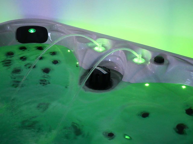 Mawialux 5-persoons buitenspa met balboa en wifi (bomvol opties en 83 massage jets) - keuze uit 3 kuip kleuren - afbeelding 32 van  145