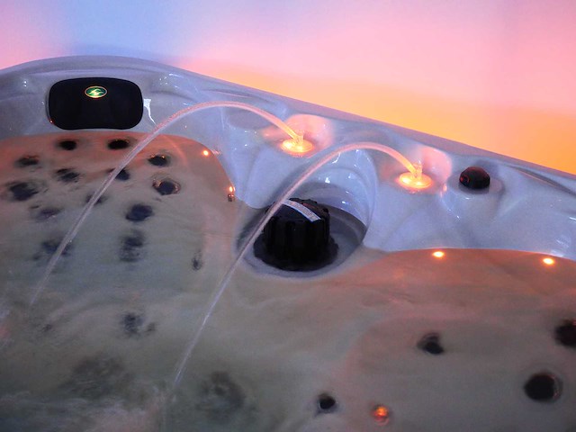 Mawialux 5-persoons buitenspa met balboa en wifi (bomvol opties en 83 massage jets) - keuze uit 3 kuip kleuren - afbeelding 33 van  145