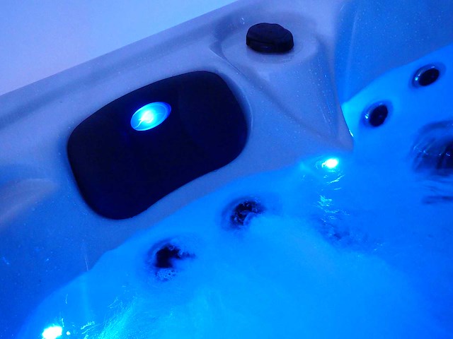Mawialux 5-persoons buitenspa met balboa en wifi (bomvol opties en 83 massage jets) - keuze uit 3 kuip kleuren - afbeelding 45 van  145