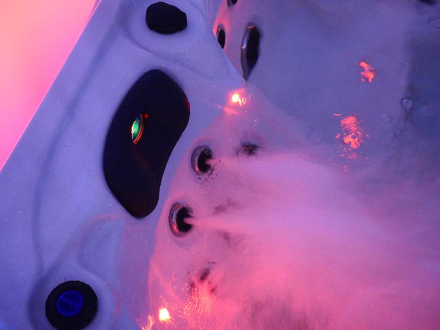 Mawialux 5-persoons buitenspa met balboa en wifi (bomvol opties en 83 massage jets) - keuze uit 3 kuip kleuren - afbeelding 46 van  145