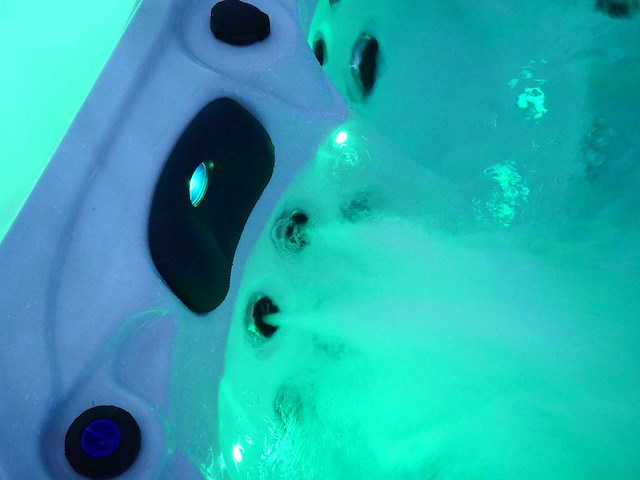 Mawialux 5-persoons buitenspa met balboa en wifi (bomvol opties en 83 massage jets) - keuze uit 3 kuip kleuren - afbeelding 48 van  145