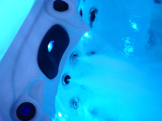 Mawialux 5-persoons buitenspa met balboa en wifi (bomvol opties en 83 massage jets) - keuze uit 3 kuip kleuren - afbeelding 49 van  145