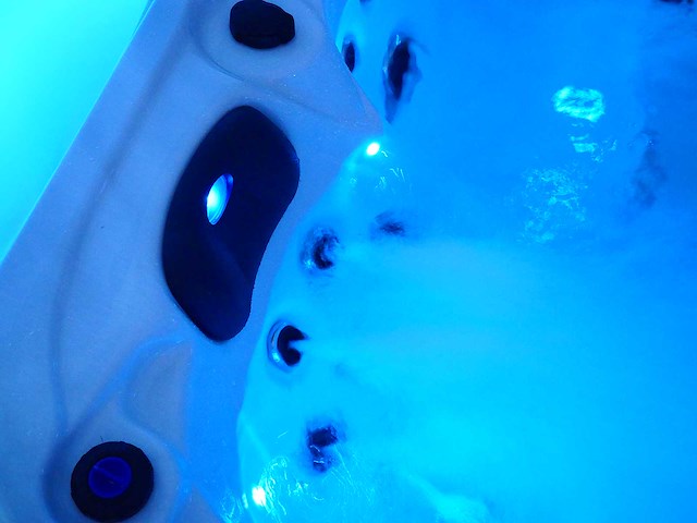 Mawialux 5-persoons buitenspa met balboa en wifi (bomvol opties en 83 massage jets) - keuze uit 3 kuip kleuren - afbeelding 50 van  145