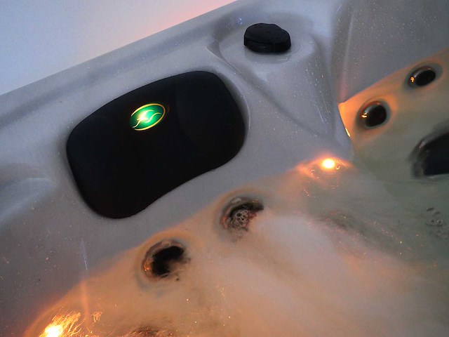 Mawialux 5-persoons buitenspa met balboa en wifi en 83 massage jets - witte kuip - afbeelding 46 van  129