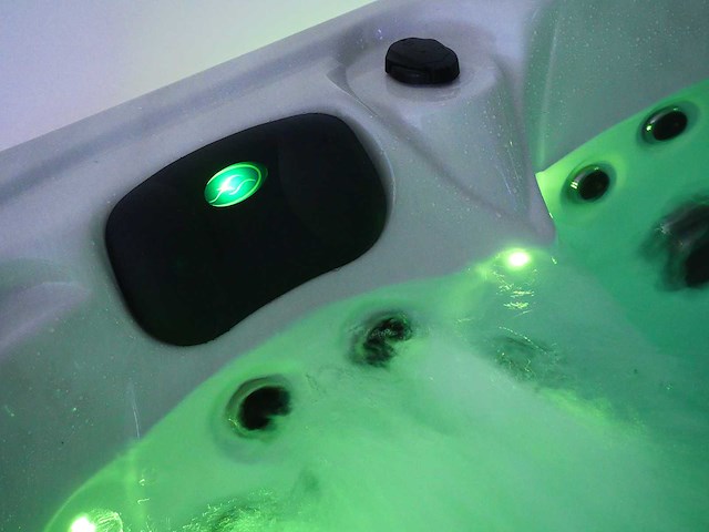 Mawialux 5-persoons buitenspa met balboa en wifi en 83 massage jets - witte kuip - afbeelding 47 van  129