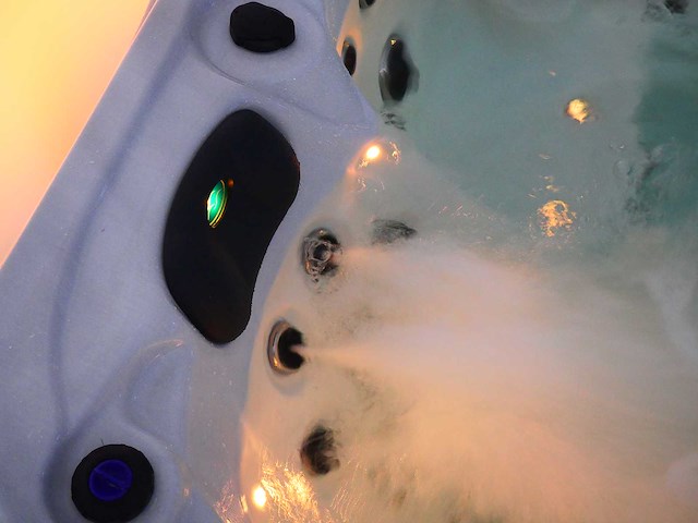 Mawialux 5-persoons buitenspa met balboa en wifi en 83 massage jets - witte kuip - afbeelding 50 van  129