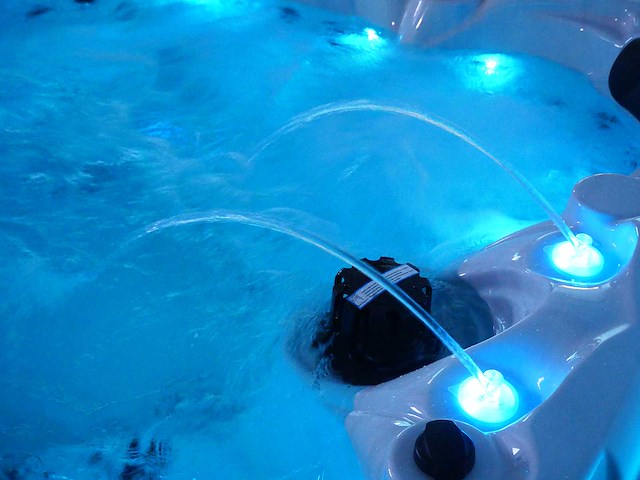 Mawialux 5-persoons buitenspa met balboa en wifi en 83 massage jets - witte kuip - afbeelding 123 van  129