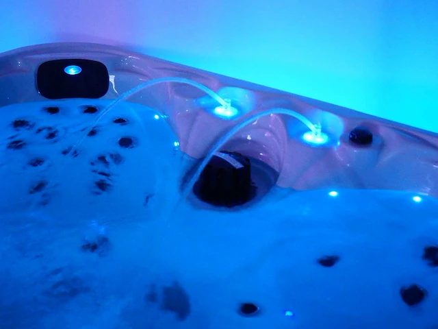 Mawialux 5-persoons buitenspa met balboa en wifi en 83 massage jets - witte kuip - afbeelding 24 van  42