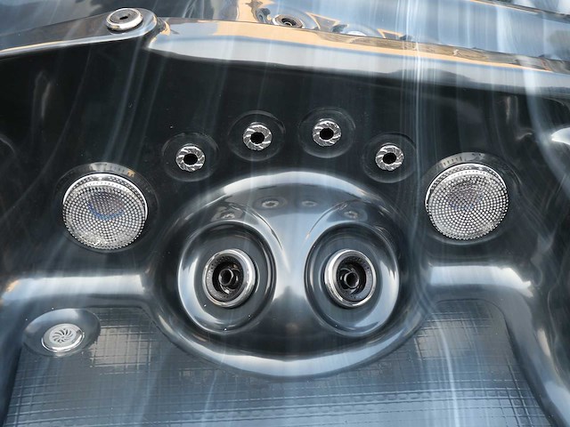 Mawialux 6-persoons buitenspa met balboa en wifi (bomvol opties en 117 massage jets) - afbeelding 30 van  123