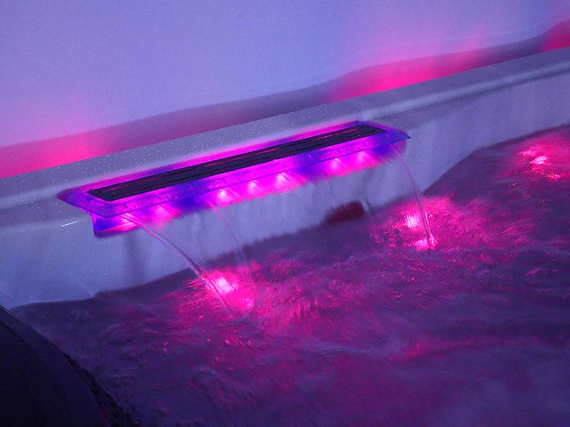 Mawialux 6-persoons buitenspa met balboa en wifi (bomvol opties en 117 massage jets) - afbeelding 110 van  123