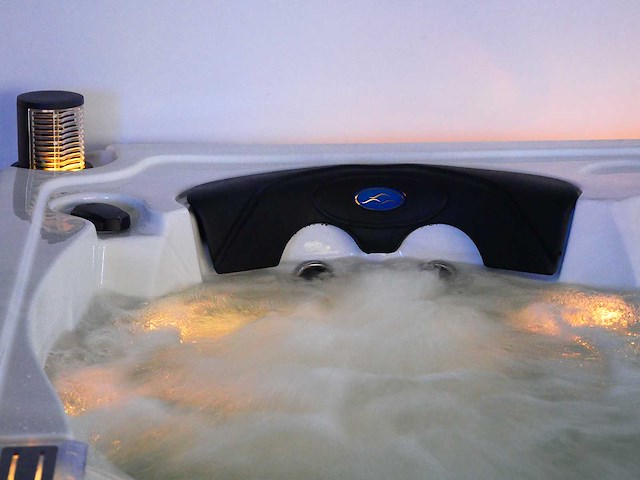 Mawialux 6-persoons buitenspa met balboa en wifi (bomvol opties en 117 massage jets) - afbeelding 117 van  123