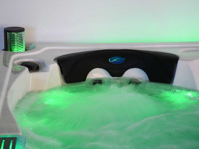 Mawialux 6-persoons buitenspa met balboa en wifi (bomvol opties en 117 massage jets) - afbeelding 118 van  123