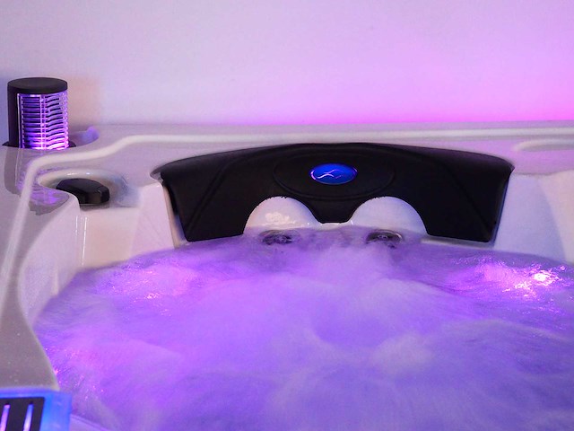 Mawialux 6-persoons buitenspa met balboa en wifi (bomvol opties en 117 massage jets) - afbeelding 121 van  123