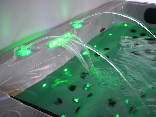 Mawialux 6-persoons buitenspa met balboa en wifi (bomvol opties en 121 massage jets) - keuze uit 3 kuip kleuren - afbeelding 27 van  131