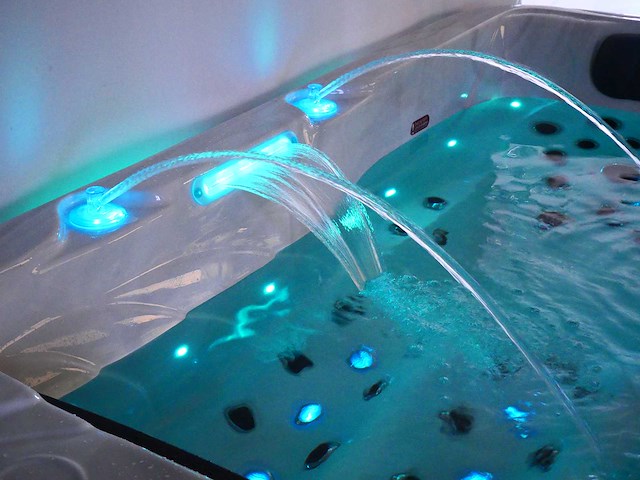 Mawialux 6-persoons buitenspa met balboa en wifi (bomvol opties en 121 massage jets) - keuze uit 3 kuip kleuren - afbeelding 28 van  131