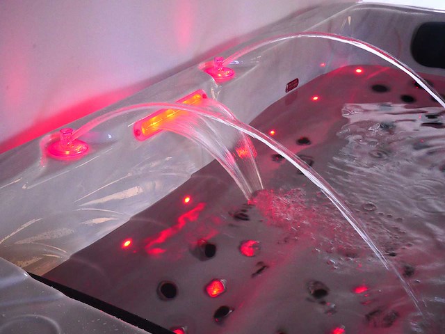 Mawialux 6-persoons buitenspa met balboa en wifi (bomvol opties en 121 massage jets) - keuze uit 3 kuip kleuren - afbeelding 11 van  81