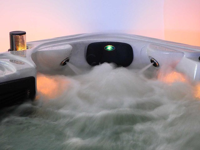 Mawialux 6-persoons buitenspa met balboa en wifi (bomvol opties en 150 massage jets) - zwarte binnenkuip - afbeelding 56 van  67