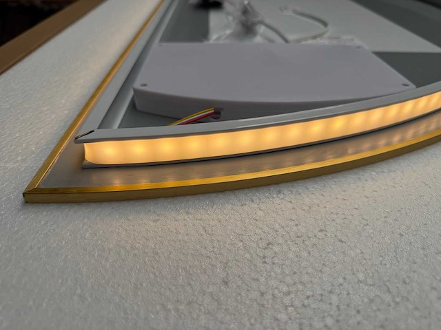 Mawialux decoratieve halve maan led spiegel in 180 of 200cm (zonder rand of mat zwart/goud rand) - afbeelding 3 van  15
