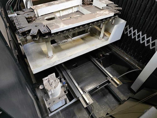 Mazak - 2007 - vtc300c-ii - verticale machinecentra - afbeelding 21 van  23