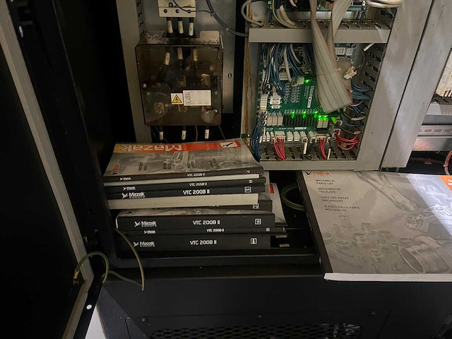 Mazak vtc200b-ii cnc vertical machining centre - afbeelding 5 van  18