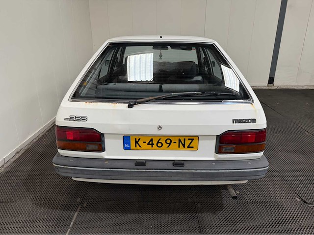 Mazda - 323 - oldtimer - 1987 - afbeelding 2 van  30