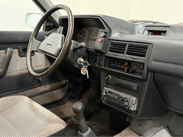 Mazda - 323 - oldtimer - 1987 - afbeelding 3 van  30