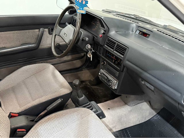 Mazda - 323 - oldtimer - 1987 - afbeelding 4 van  30