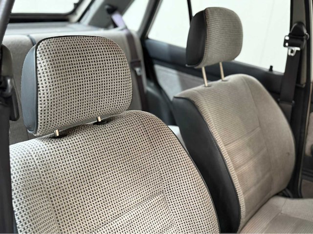 Mazda - 323 - oldtimer - 1987 - afbeelding 7 van  30