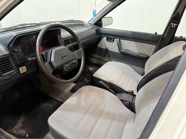 Mazda - 323 - oldtimer - 1987 - afbeelding 8 van  30