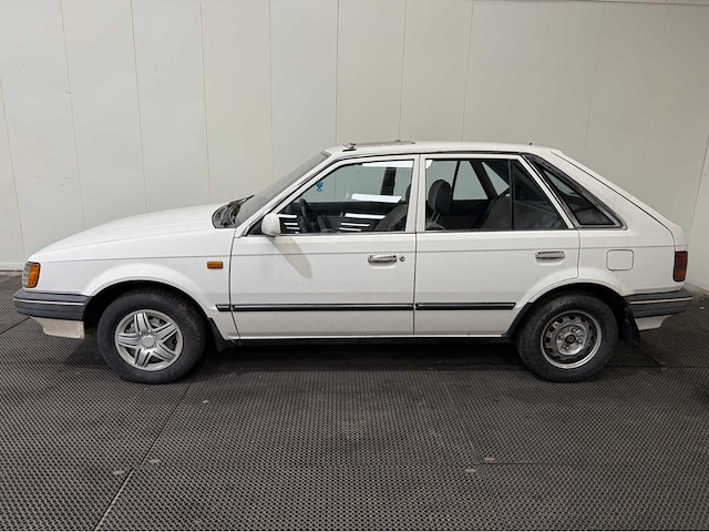 Mazda - 323 - oldtimer - 1987 - afbeelding 26 van  30
