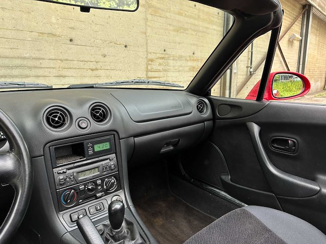 Mazda mx-5 1.6i 110pk 1999, 40-sf-xj youngtimer - afbeelding 11 van  49