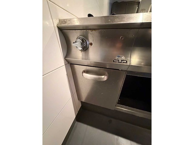 Mbm rvs 4-delig gasfornuis, bakplaat en friteuse opstelling - afbeelding 9 van  14