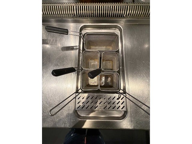 Mbm rvs 4-delig gasfornuis, pastakoker en friteuse opstelling - afbeelding 13 van  14