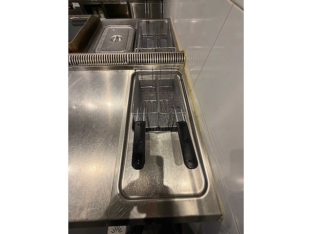 Mbm rvs 4-delig gasfornuis, pastakoker en friteuse opstelling - afbeelding 6 van  14