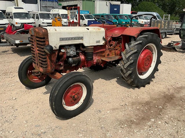Mc cormick d-320 oldtimer tractor - afbeelding 1 van  9