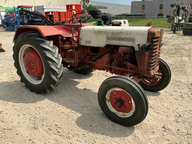 Mc cormick d-320 oldtimer tractor - afbeelding 2 van  9