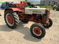 Mc cormick d-320 oldtimer tractor - afbeelding 2 van  9