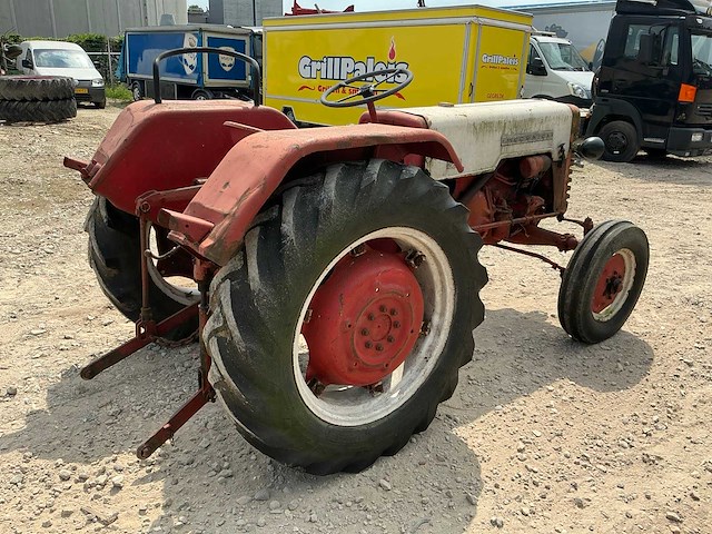 Mc cormick d-320 oldtimer tractor - afbeelding 3 van  9
