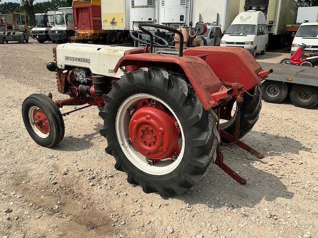 Mc cormick d-320 oldtimer tractor - afbeelding 5 van  9