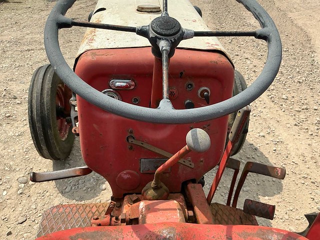 Mc cormick d-320 oldtimer tractor - afbeelding 6 van  9