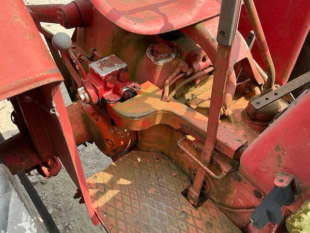 Mc cormick d-320 oldtimer tractor - afbeelding 7 van  9
