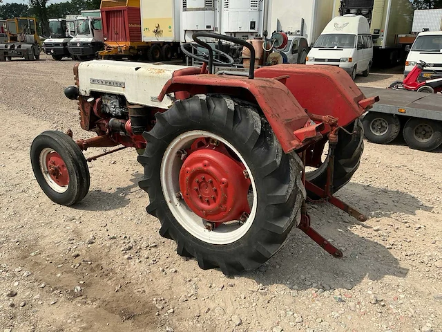 Mc cormick d-320 oldtimer tractor - afbeelding 5 van  9