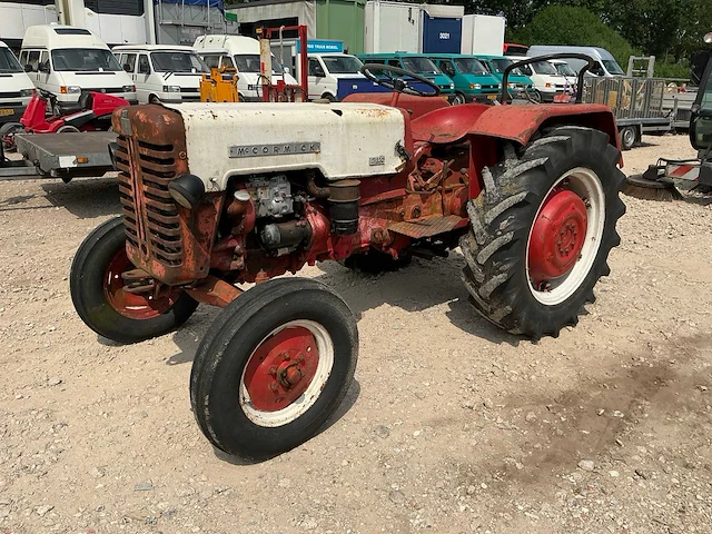 Mc cormick d-320 oldtimer tractor - afbeelding 1 van  9