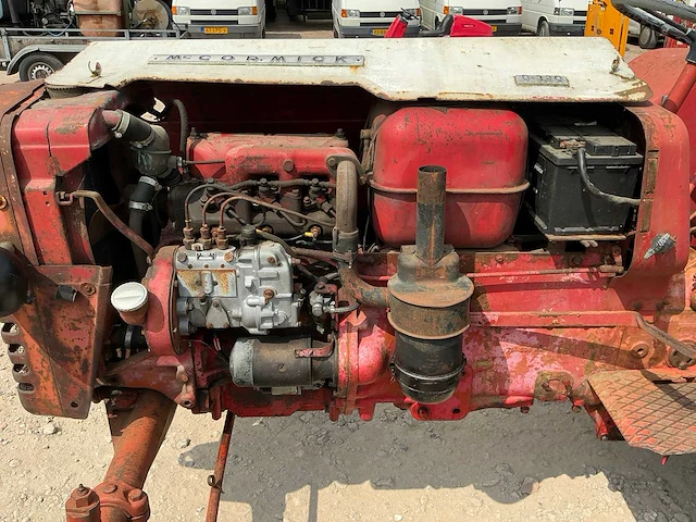 Mc cormick d-320 oldtimer tractor - afbeelding 8 van  9
