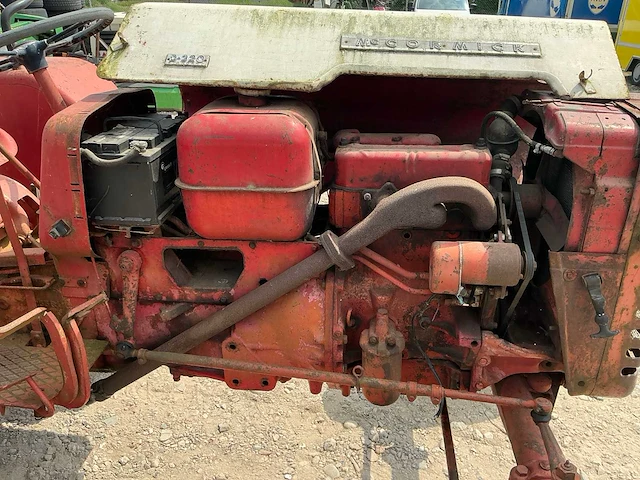 Mc cormick d-320 oldtimer tractor - afbeelding 9 van  9